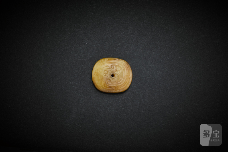 A yellowish-celadon jade oval 'dragon' pendant, Western Zhou dynasty | 西周 青黃玉龍紋珮 - 图4